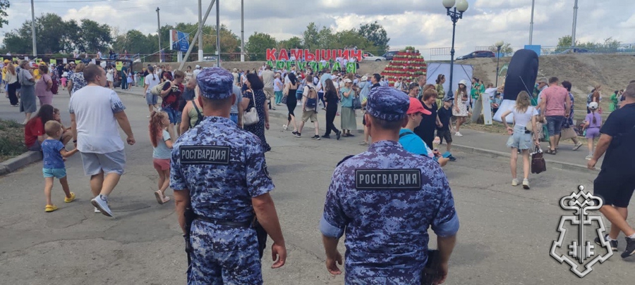 Сотрудники вневедомственной охраны успешно обеспечили порядок и безопасность на масштабном ежегодном XVII Арбузном Фестивале в городе Камышине