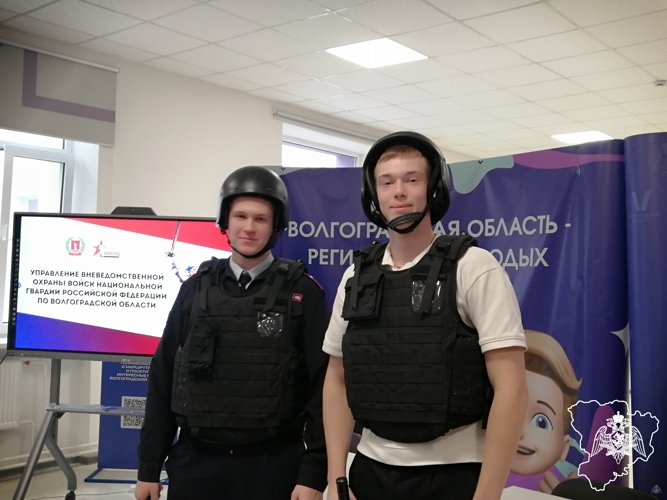 В Волгограде росгвардейцы провели профориентационную встречу со старшекласcниками