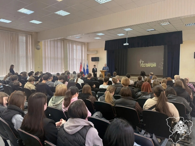 В Волжском росгвардейцы провели профориентационную встречу