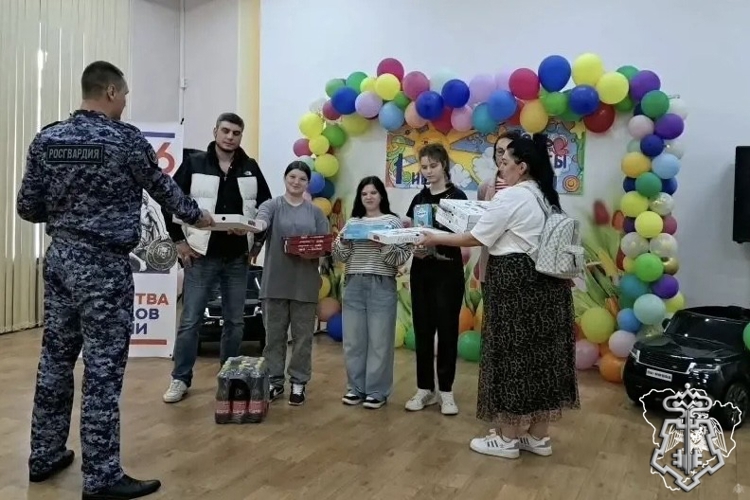 Волгоградские росгвардейцы поздравили ребят из подшефного детского дома
