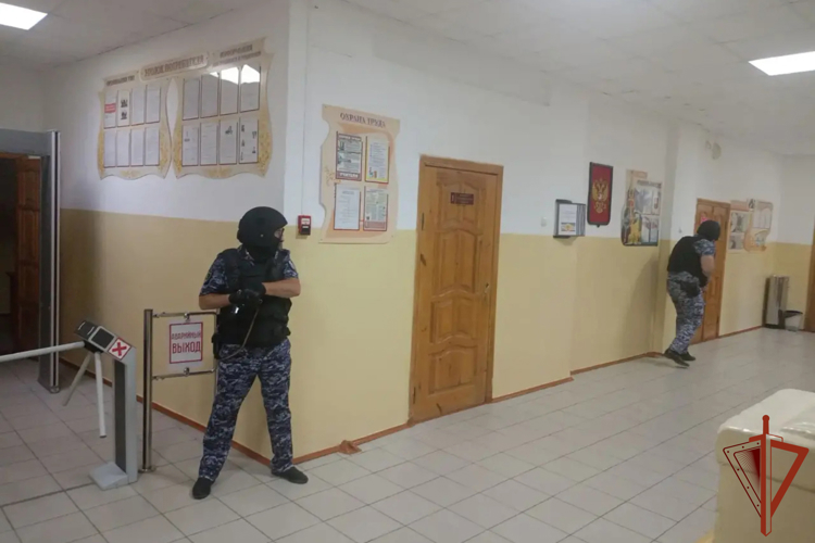 Сотрудники Росгвардии Волгоградской области приняли участие во всероссийских учениях в образовательных учреждениях