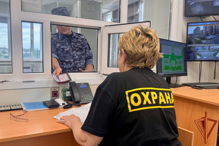 Росгвардейцы проверяют готовность школ к новому учебному году