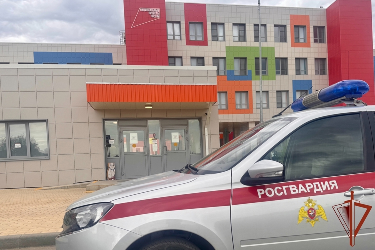 Росгвардейцы проверяют готовность школ к новому учебному году