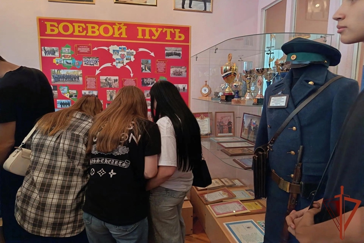 Росгвардейцы провели День открытых дверей для студентов в Волгограде