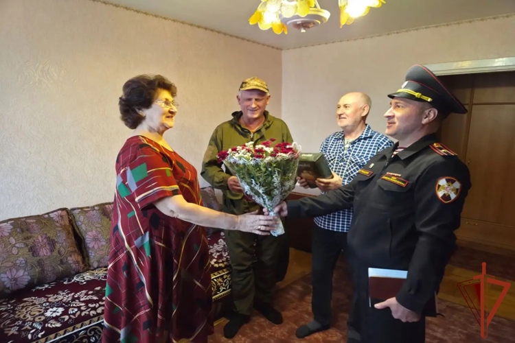 Росгвардейцы поздравили ветеранов вневедомственной охраны в Камышине